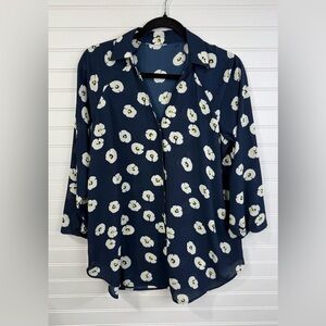 Cabi women’s Go To Button up style, navy & white floral blouse size XS.